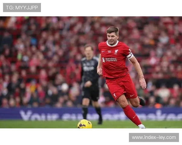 法兰克福球迷客场高歌《永不独行》，致敬利物浦传奇杰拉德。