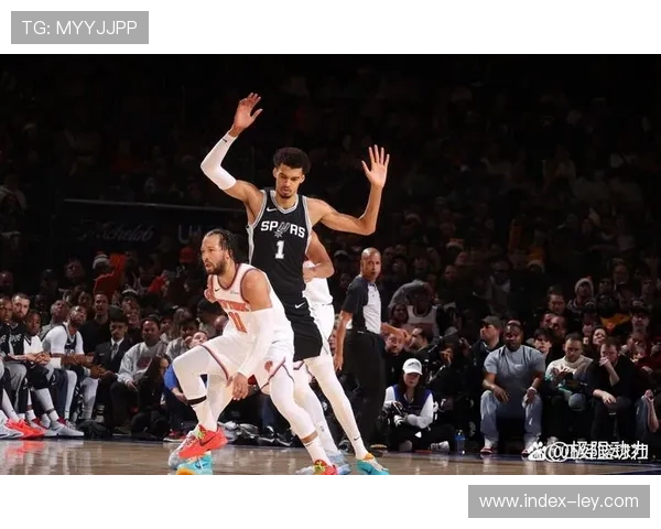 马刺团队篮球克制雷霆，文班亚马福克斯双核驱动见效